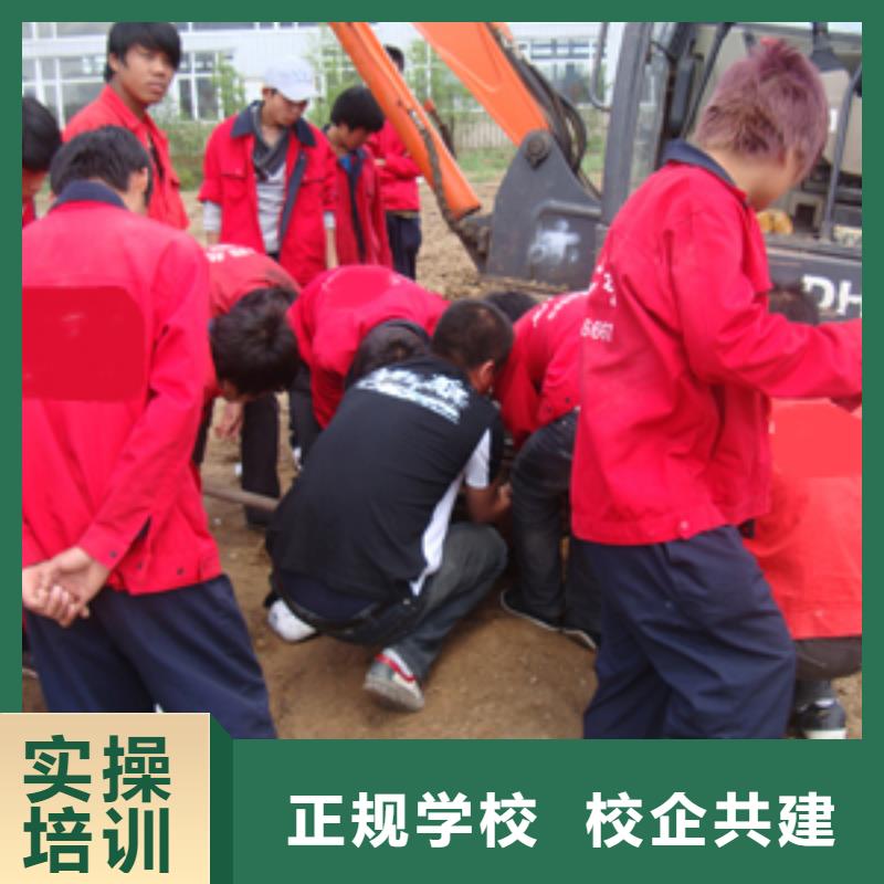 【 挖掘机培训,保定虎振学校招生电话学真技术】保证学会