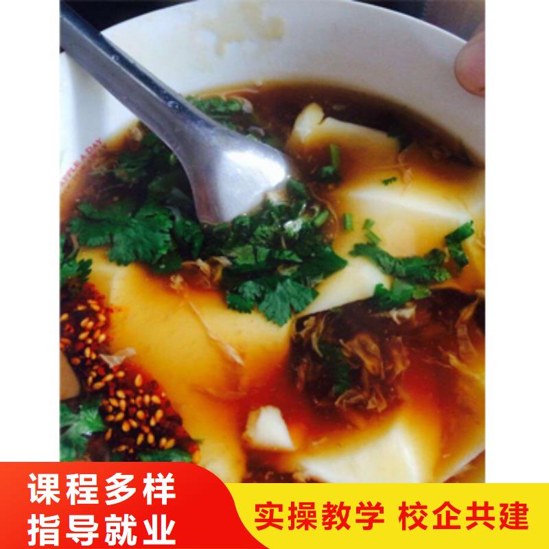 特色小吃虎振挖掘机学校实操教学