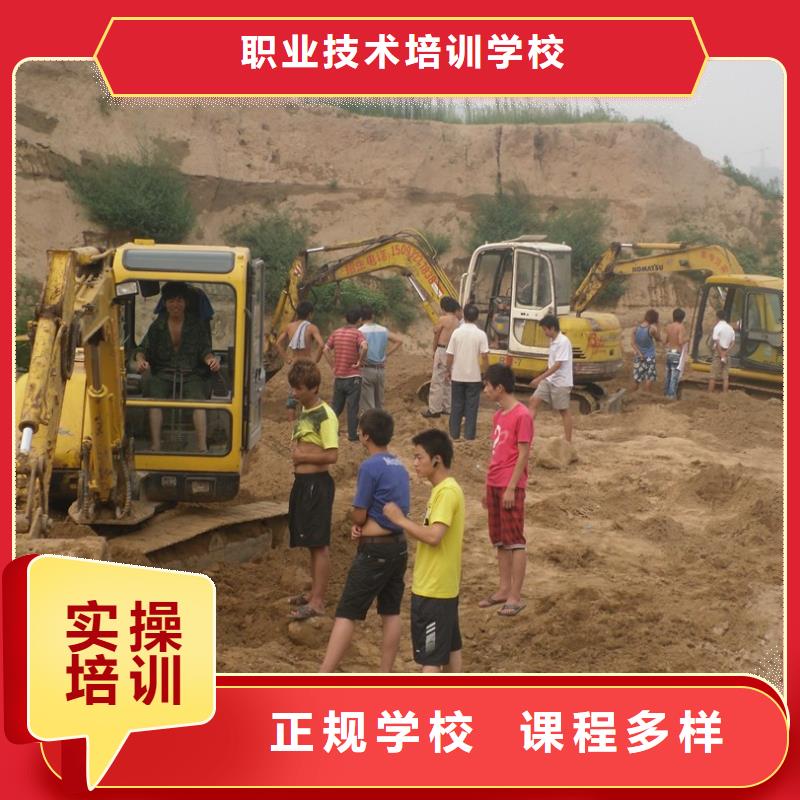 【挖掘机操作】保定虎振技工学校正规学校大专院校汽车驾驶培训