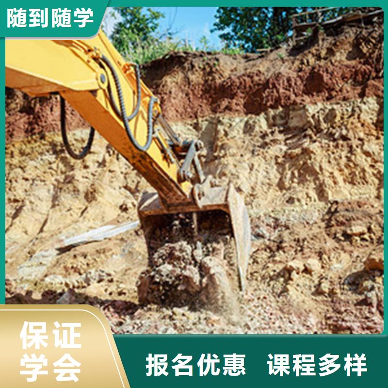 挖掘机培训技校都有哪些学钩机虎振学校好不好
