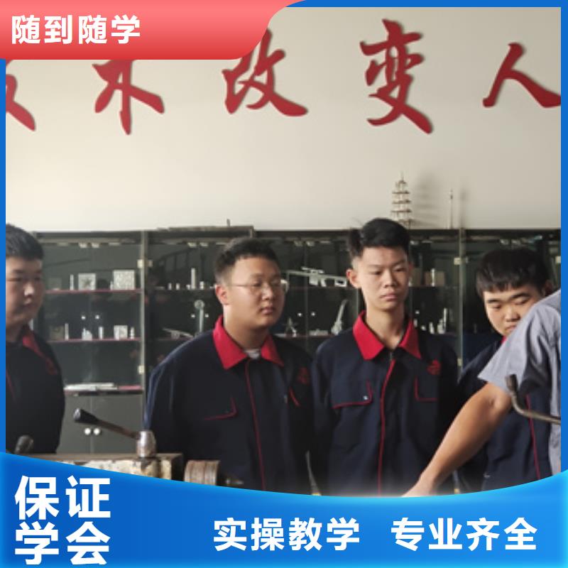 虎振学装载机铲车叉车学费多少钱数控车床培训新能源汽车培训学真本领aq00.com