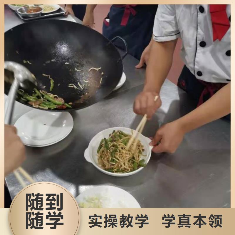 【 烹饪培训学校,虎振厨师学校校企共建】虎振学装载机铲车叉车学费多少钱
